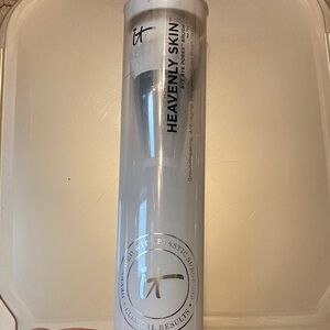 it cosmetics Heavenly Skin Bye Bye Pores Brush in White